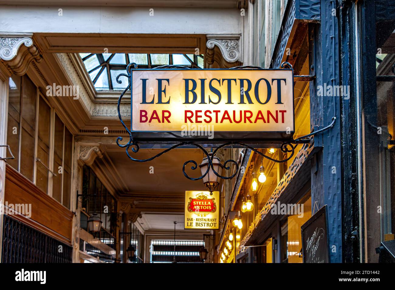 Insegna illuminata le Bistrot all'esterno del bar/ristorante le Bistrot Verdeaua all'interno del Passage Verdeau, nel 9° arrondissement di Parigi, Francia Foto Stock