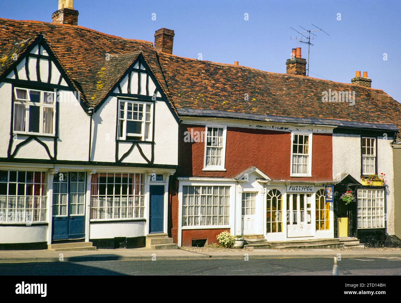 Edifici storici e negozi su Market Hill, Woodbridge, Suffolk, luglio 1972 Foto Stock