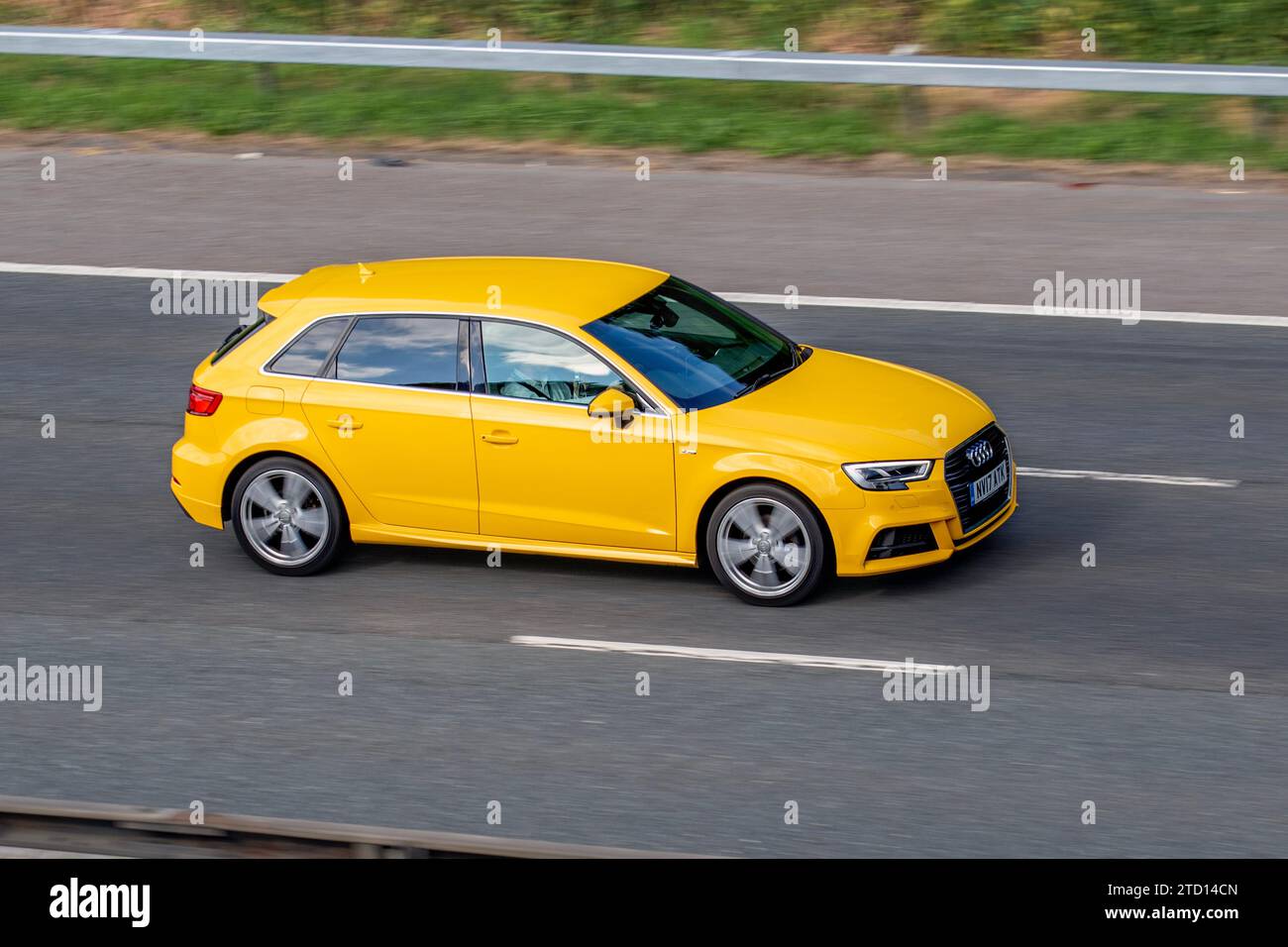 2017 Audi A3 S Line TFSI 1,5 TFSI 150 Cod Start/Stop Yellow Car Hatchback benzina 1498 cc, trazione anteriore; viaggiando sull'autostrada M6, Regno Unito Foto Stock