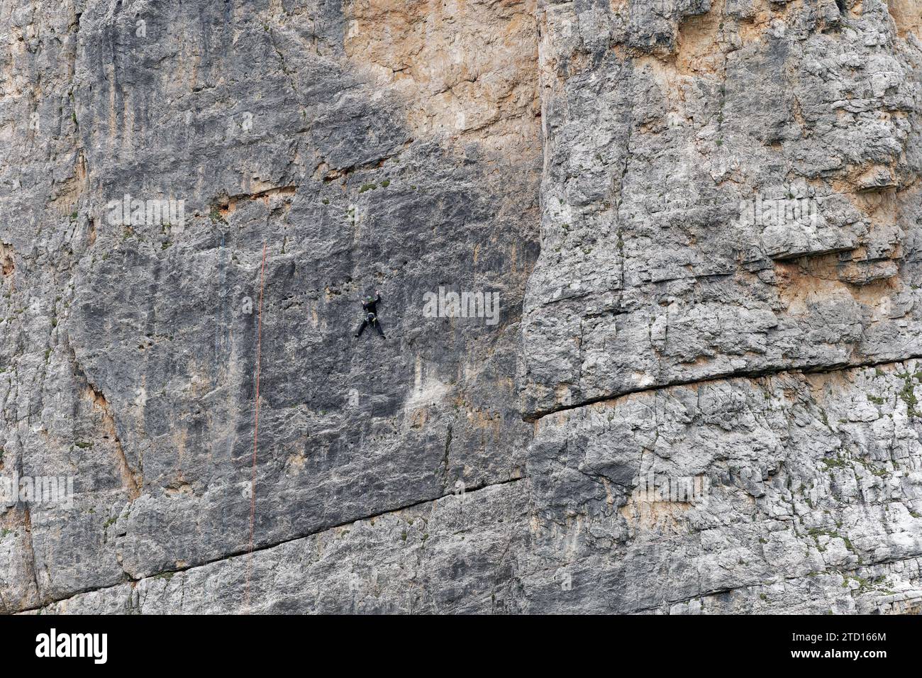 Un alpinista che sale su una parete di roccia verticale. Sport all'aperto. Stile di vita alpinista. Foto Stock