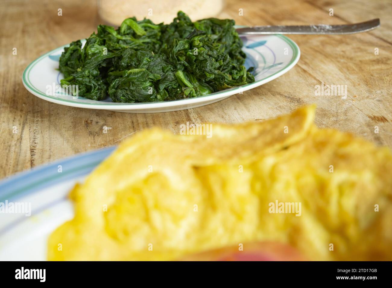 piatto di spinaci con omelette in primo piano Foto Stock