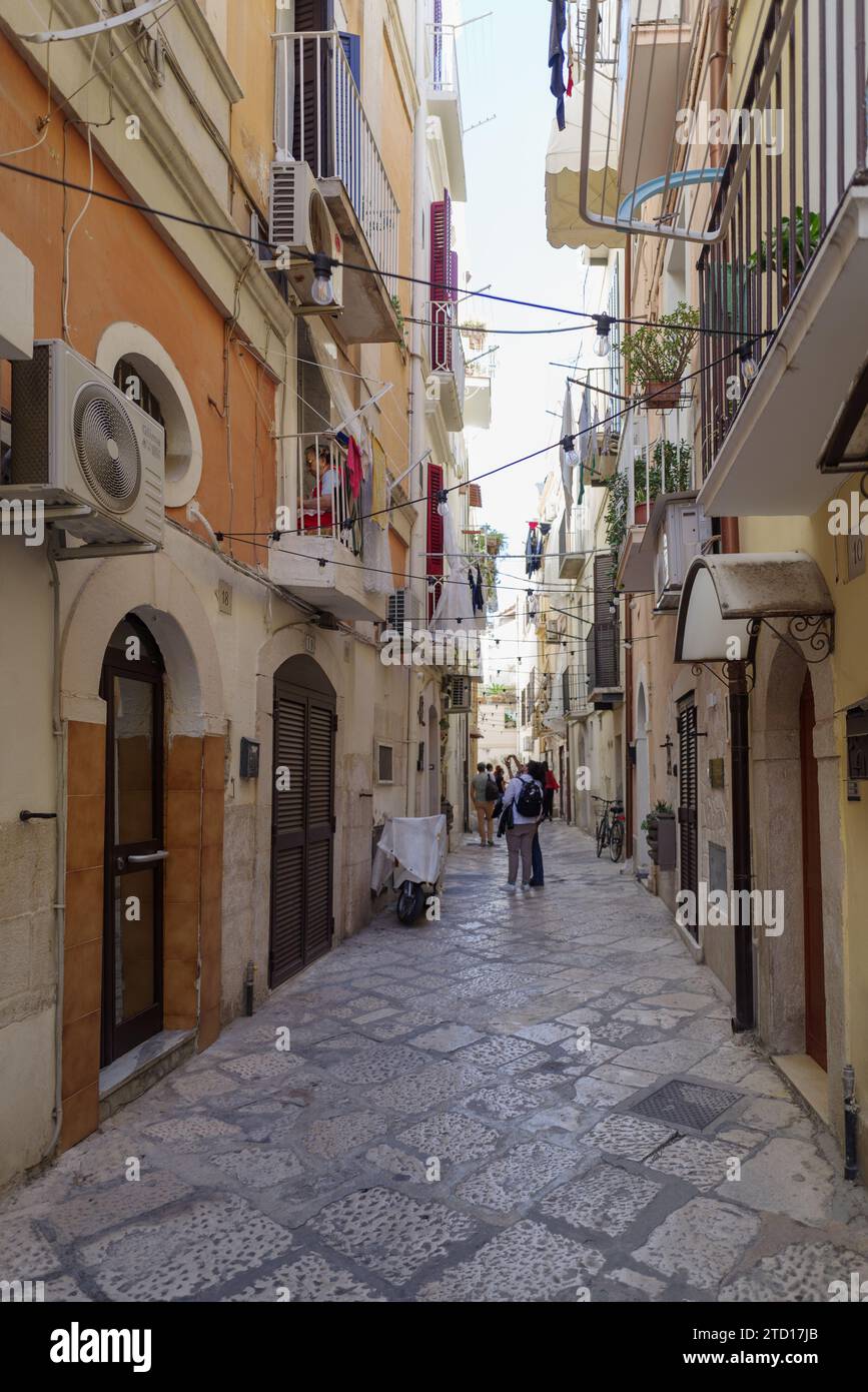 Vista sulla strada nel centro storico di Bari, capitale della regione Puglia, Italia meridionale Foto Stock
