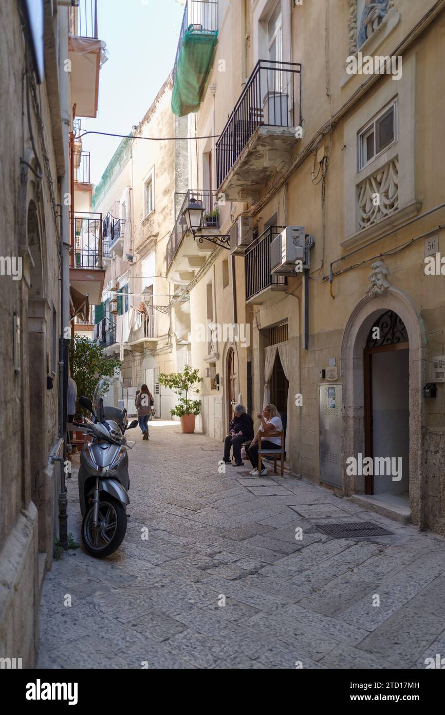 Vista sulla strada nel centro storico di Bari, capitale della regione Puglia, Italia meridionale Foto Stock