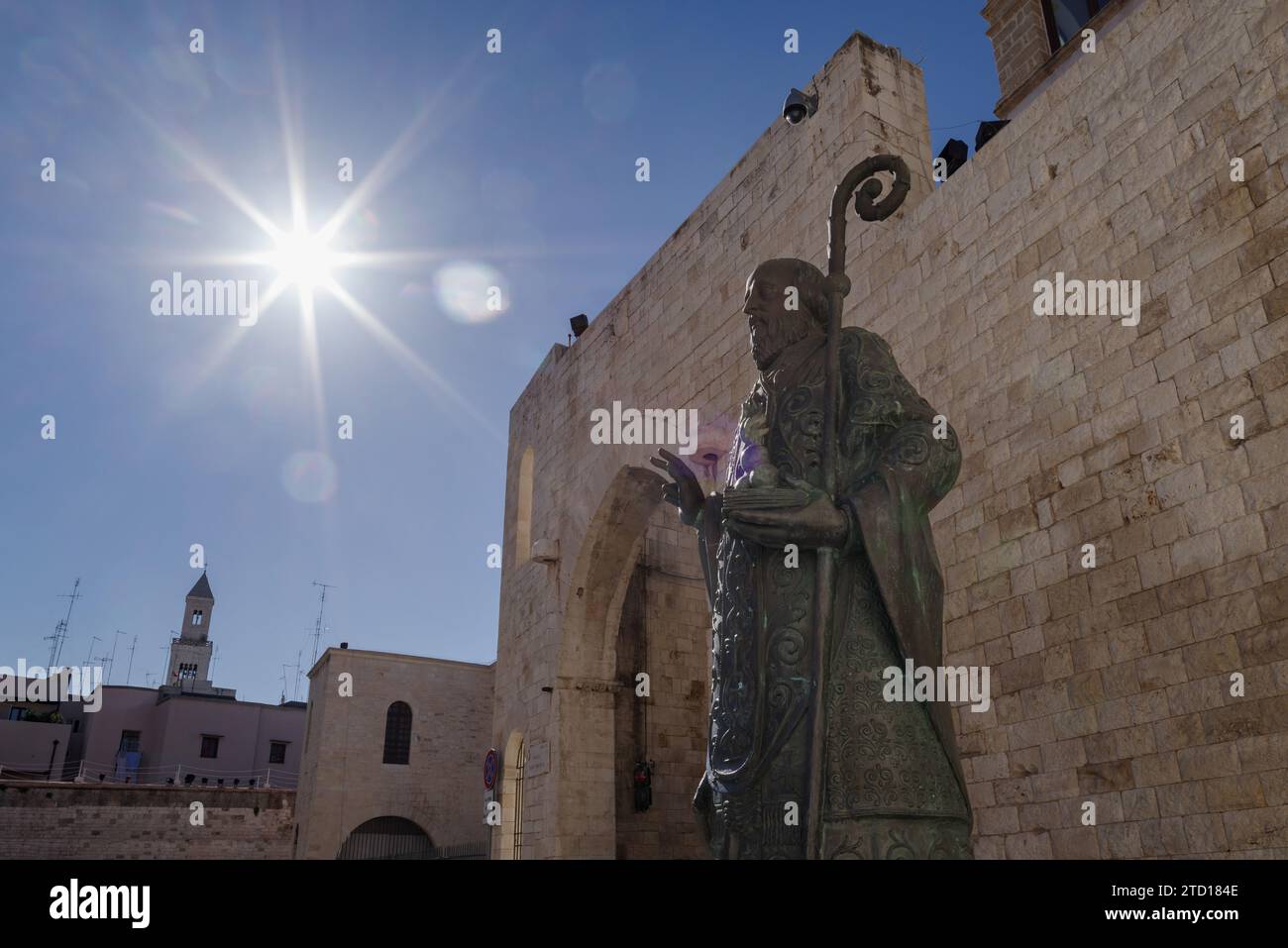 Statua di San Nicola presso la chiesa e luogo di pellegrinaggio Basilica San Nicola nel centro storico di Bari Vecchia, Italia Foto Stock