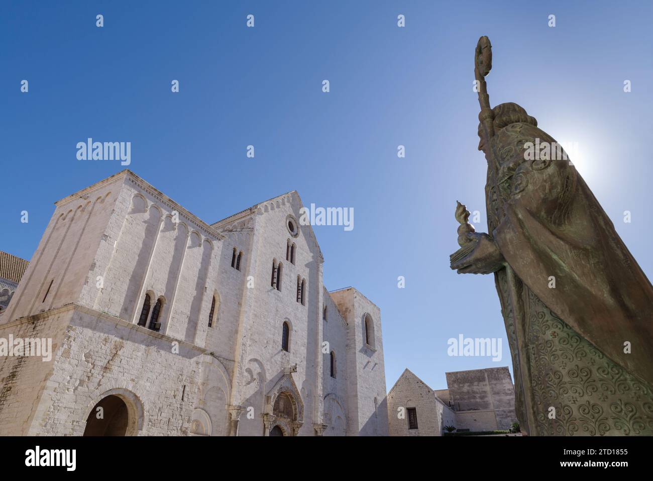 Bari, Italia - 29 ottobre 2023: Statua di San Nicola nella chiesa e