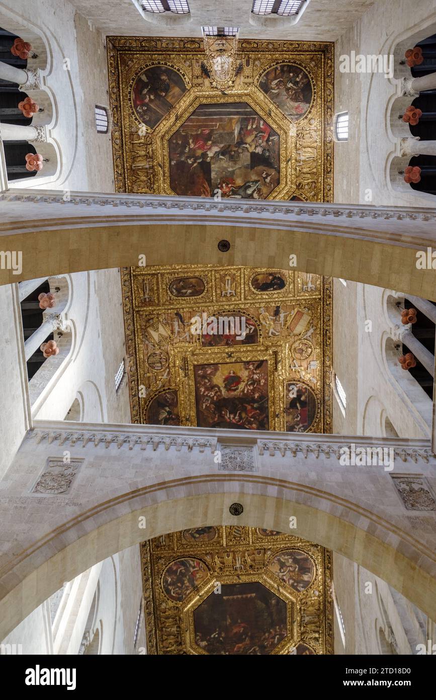 Sito patrimonio dell'umanità dell'UNESCO. Magnifico soffitto nella Basilica di San Nicola, Bari, Puglia, Italia Foto Stock
