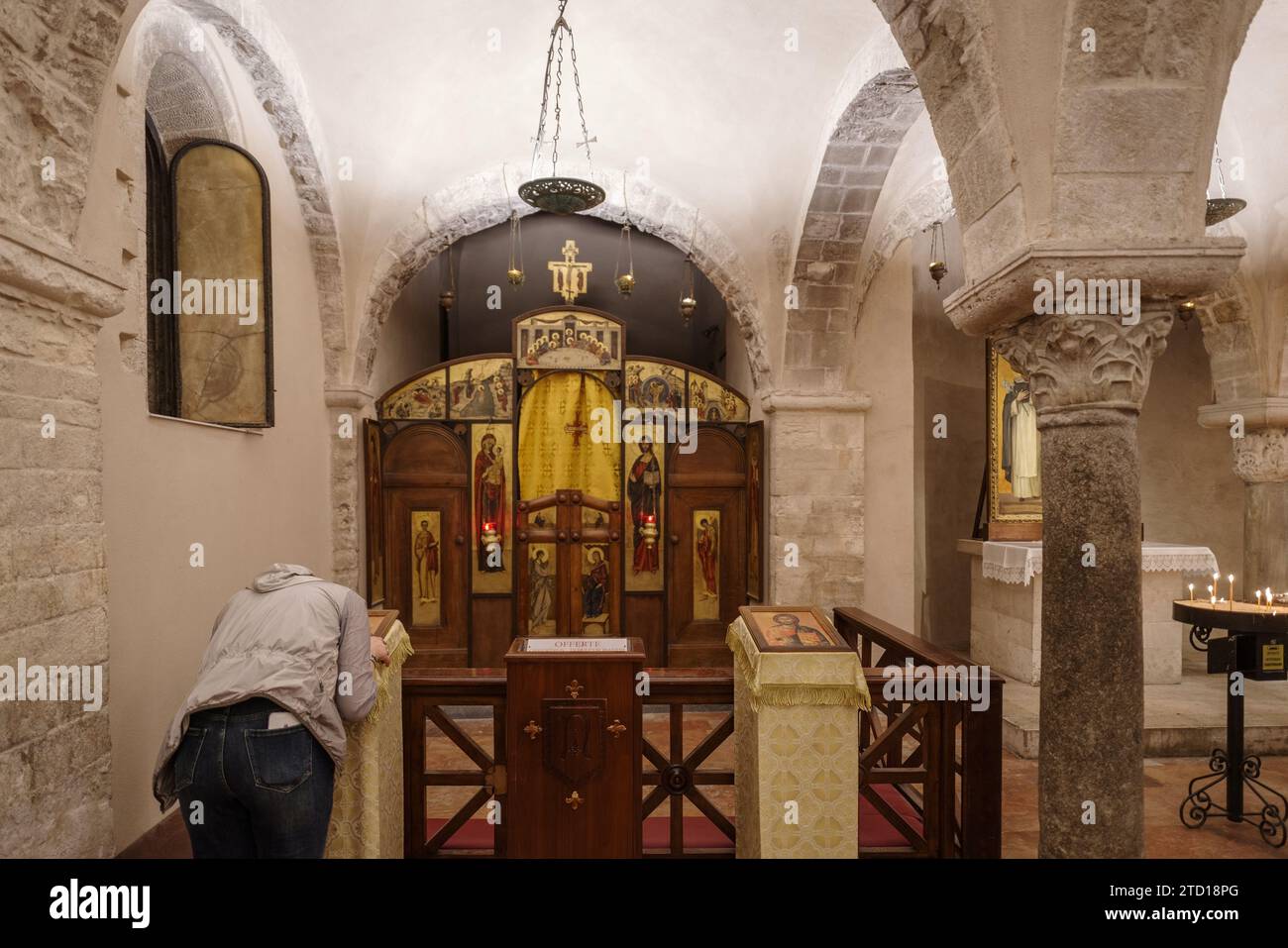 Fedeli ortodossi in servizio ecclesiastico di preghiera nella Basilica Pontificia di Bari, Cripta di San Nicola, Italia Foto Stock