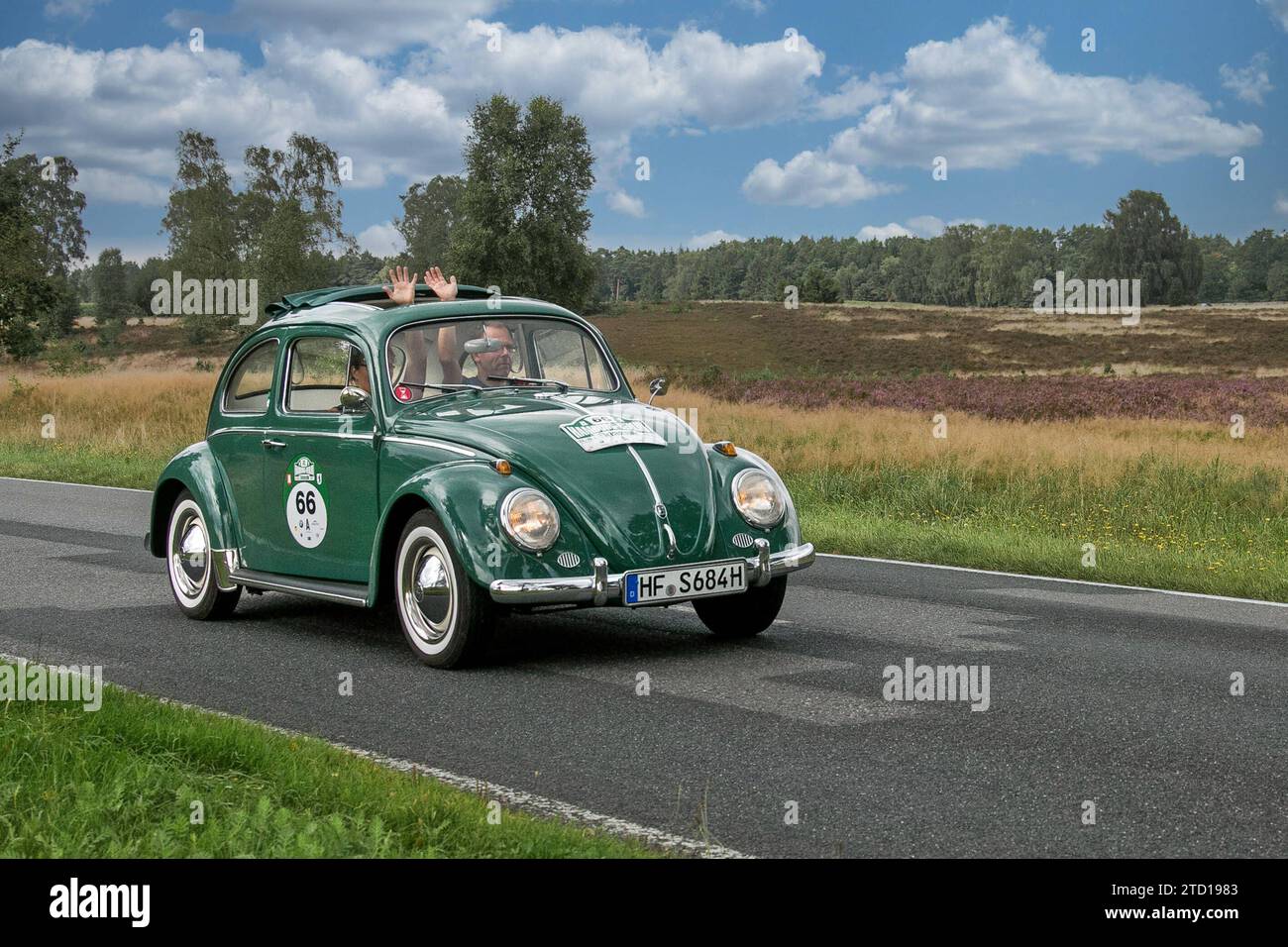 Von 10. Auto-Bild Klassik Amburgo-Berlino vom 24.-26.08.2017 Gemarkung Undeloh in der Lüneburger Heide. IM foto: VW Volkswagen 1200 Käfer BJ.1963 ccm1192 PS34 *** da 10 Auto Bild Klassik Amburgo Berlino dal 24 26 08 2017 Distretto Undeloh nella brughiera di Lüneburg nella foto VW Volkswagen 1200 Beetle BJ 1963 ccm1192 PS34 Foto Stock