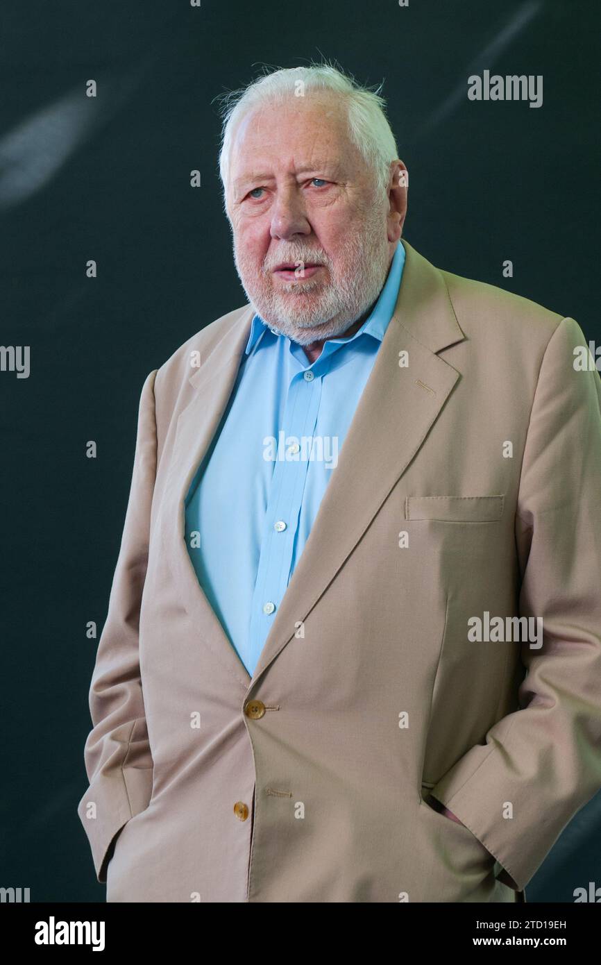 Del Partito laburista britannico del candidato, autore e giornalista Roy Hattersley assiste un photocall durante l'Edinburgh International Book Festival il 12 agosto 201 Foto Stock