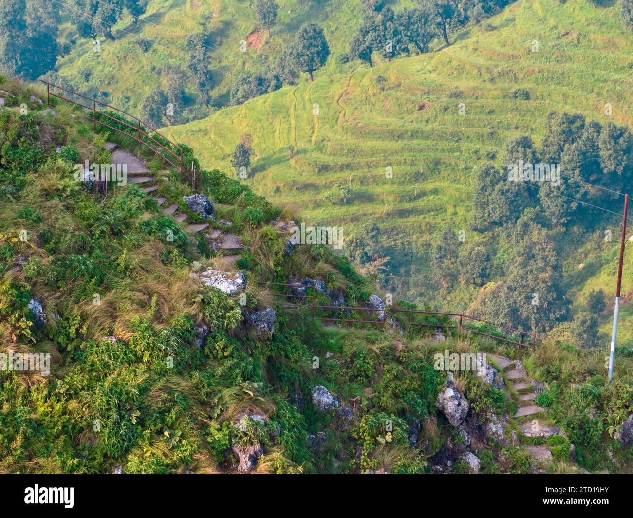 Vista aerea della collina del tempio di Thani mai, vicino a Bandipur, Nepal. Dettagli del sentiero a gradini che conduce alla cima della collina Foto Stock