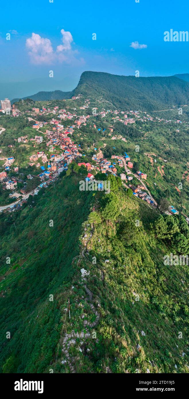 Vista aerea di Bandipur dalla collina del tempio di Thani mai. Nepal. Strada principale con negozi e attività commerciali Foto Stock