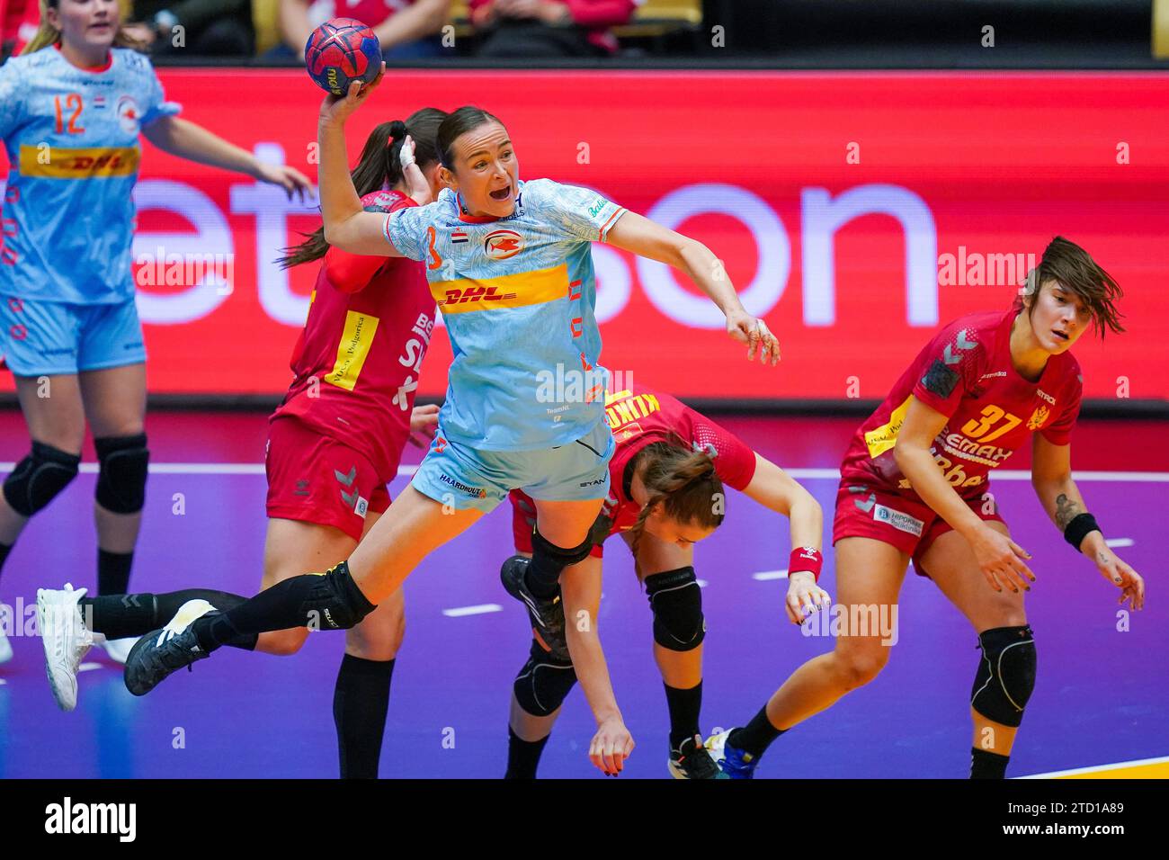 HERNING, DANIMARCA - 15 DICEMBRE: Yvette Broch dei Paesi Bassi durante il 26° round finale del campionato mondiale di pallamano femminile IHF, partita a 5-8 posti tra Montenegro e Paesi Bassi a Jyske Bank Boxen il 15 dicembre 2023 a Herning, Danimarca (foto di Henk Seppen/Orange Pictures) Foto Stock