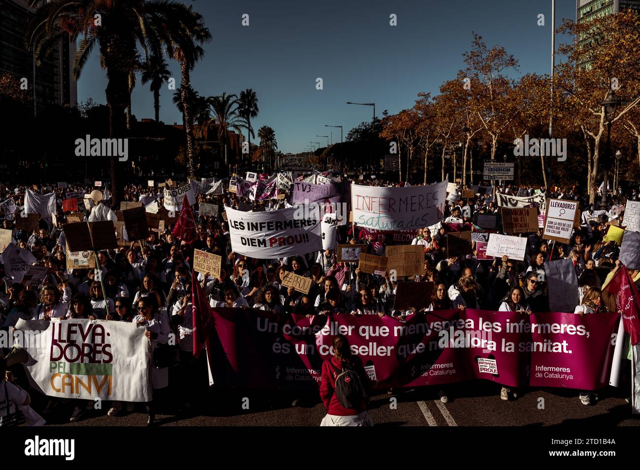 Barcellona, Spagna. 15 dicembre 2023: I membri del settore sanitario marciano fino a Barcellona durante uno sciopero contro condizioni di lavoro precarie: Salari bassi, molte ore di lavoro e carenza di personale. Foto Stock