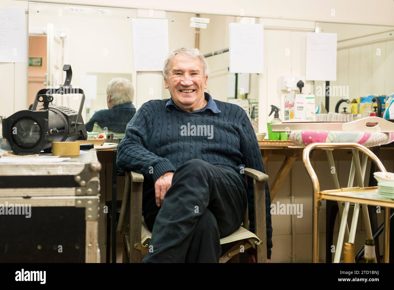 Un direttore di scena e un regista di teatro dietro le quinte di un teatro locale Foto Stock