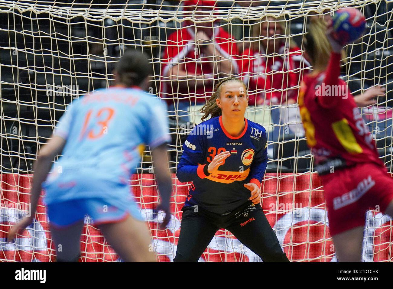 HERNING, DANIMARCA - 15 DICEMBRE: Portiere Yara Ten Holte dei Paesi Bassi durante il 26° round finale del campionato mondiale di pallamano femminile IHF, partita a 5-8 posti tra Montenegro e Paesi Bassi a Jyske Bank Boxen il 15 dicembre 2023 a Herning, Danimarca (foto di Henk Seppen/Orange Pictures) Foto Stock