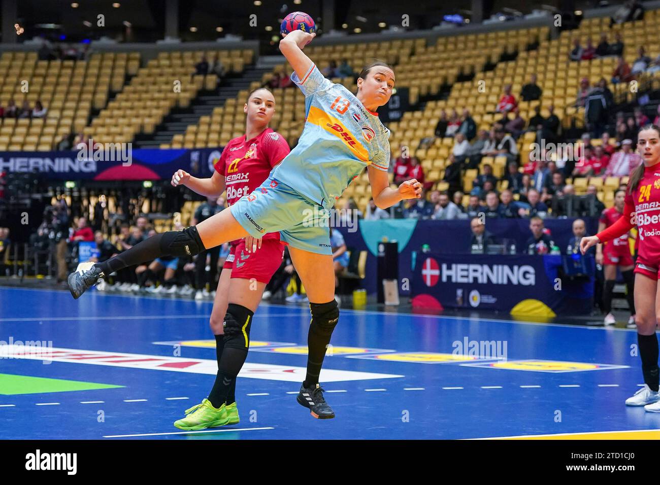 HERNING, DANIMARCA - 15 DICEMBRE: Andrijana Popovic del Montenegro, Yvette Broch dei Paesi Bassi durante il 26° round finale del campionato mondiale di pallamano femminile IHF, partita a 5-8 posti tra Montenegro e Paesi Bassi a Jyske Bank Boxen il 15 dicembre 2023 a Herning, Danimarca (foto di Henk Seppen/Orange Pictures) Foto Stock