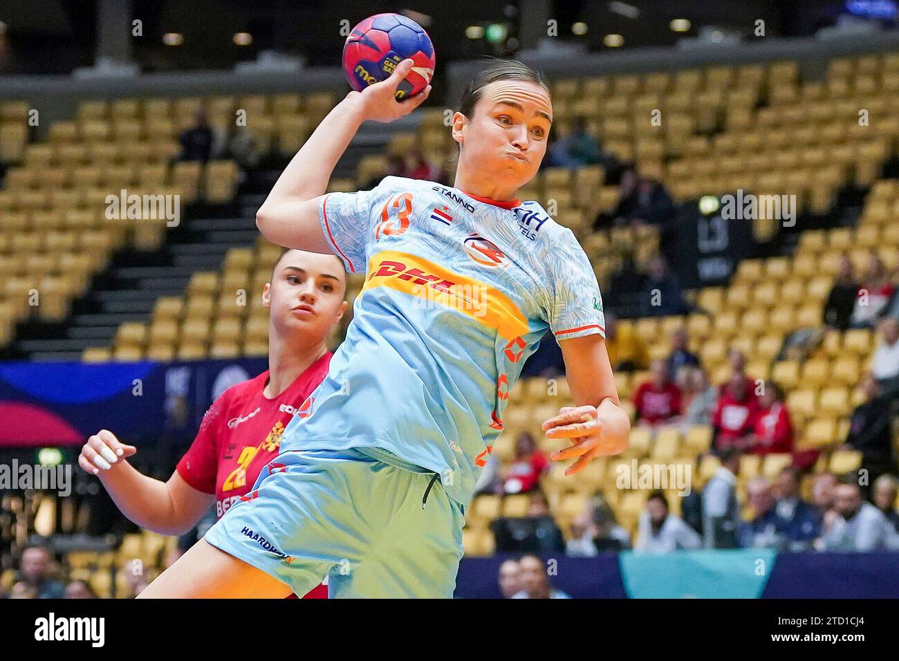 HERNING, DANIMARCA - 15 DICEMBRE: Andrijana Popovic del Montenegro, Yvette Broch dei Paesi Bassi durante il 26° round finale del campionato mondiale di pallamano femminile IHF, partita a 5-8 posti tra Montenegro e Paesi Bassi a Jyske Bank Boxen il 15 dicembre 2023 a Herning, Danimarca (foto di Henk Seppen/Orange Pictures) Foto Stock