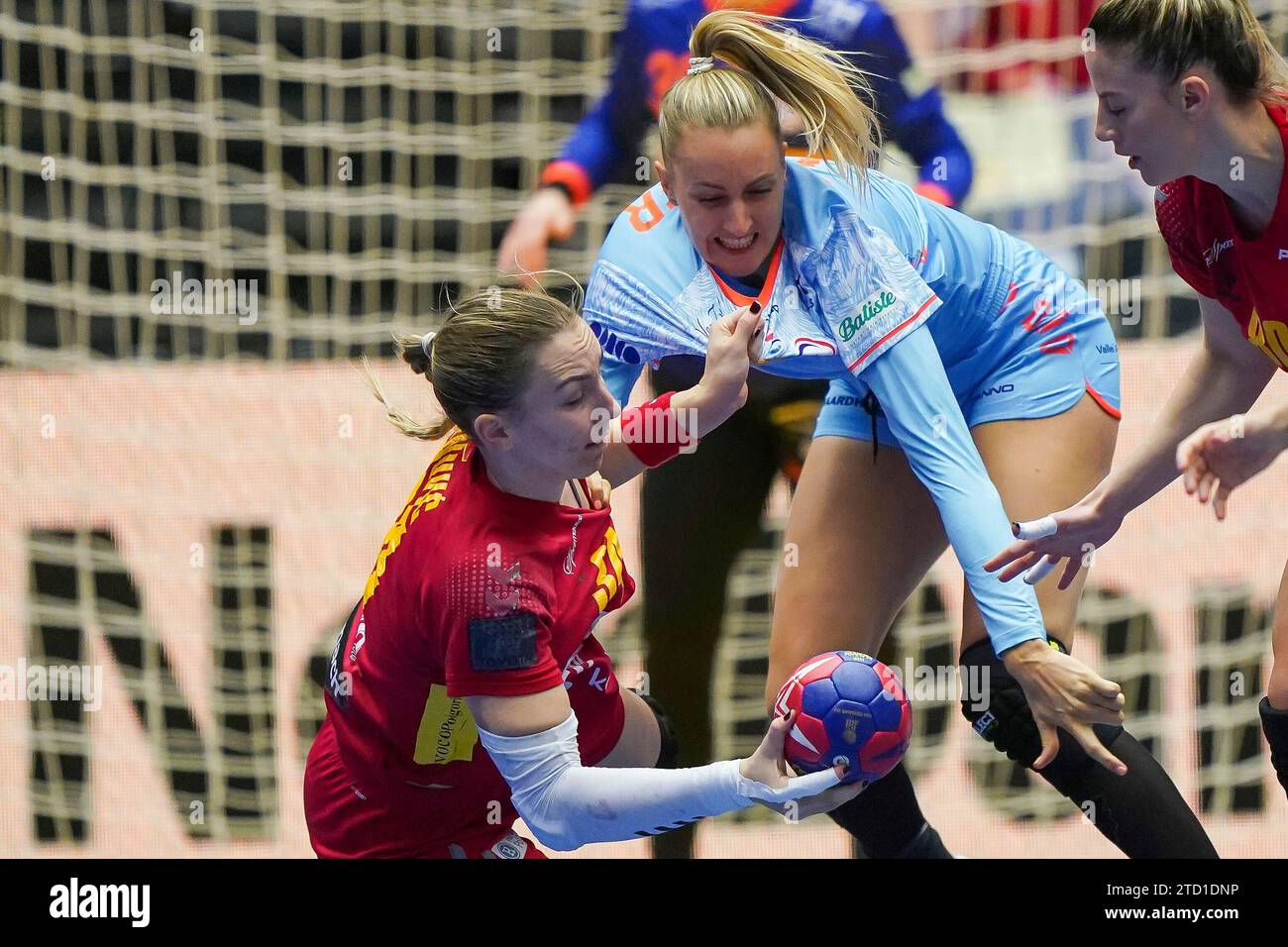 HERNING, DANIMARCA - 15 DICEMBRE: Tatjana Brnovic del Montenegro, Kelly Dulfer dei Paesi Bassi durante la 26a finale del campionato mondiale di pallamano femminile IHF, partita a 5-8 posti tra Montenegro e Paesi Bassi a Jyske Bank Boxen il 15 dicembre 2023 a Herning, Danimarca (foto di Henk Seppen/Orange Pictures) Foto Stock