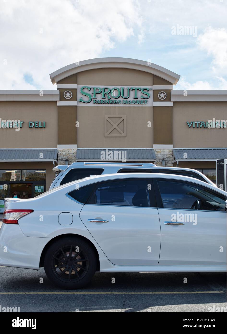 Houston, Texas, USA 09-24-2023: Negozio di prodotti agricoli Sprouts Farmers Market, facciata esterna e parcheggio a Houston, Texas. Supermercato e catena di alimentari. Foto Stock