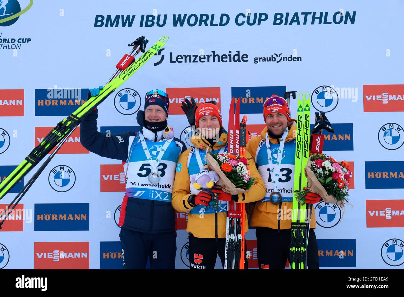 So ein Tag, so wunderschön wie heute: Siegerehrung zum IBU Biathlon Weltcup Sprint Herren Lenzerheide 2023, v.li. Johannes Thingnes Boe (Norwegen), Benedikt Doll (SZ Breitnau/GER), Philipp Nawrath (SK Nesselwang/GER), Foto Stock