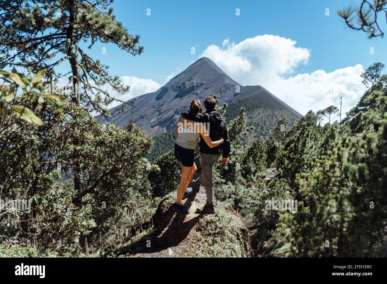 Coppia che guarda un vulcano in eruzione in Guatemala. Foto Stock