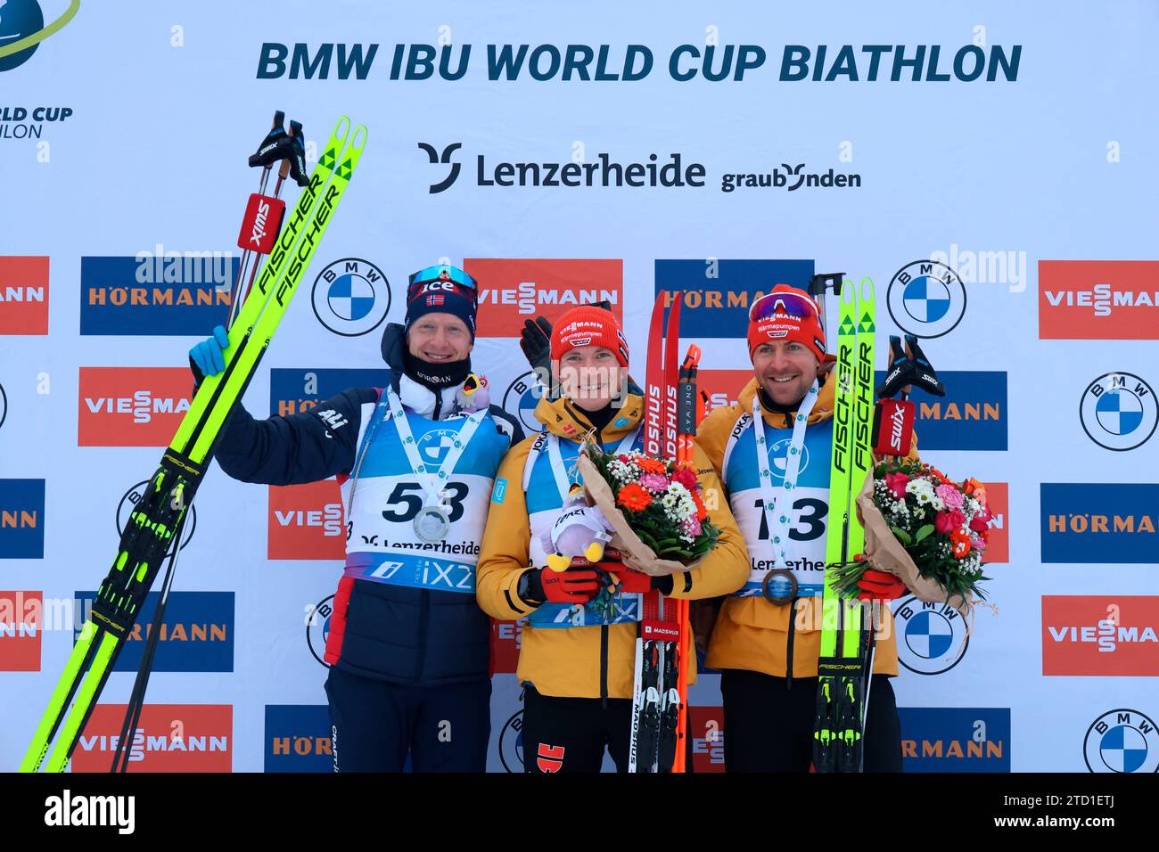 So ein Tag, so wunderschön wie heute: Siegerehrung zum IBU Biathlon Weltcup Sprint Herren Lenzerheide 2023, v.li. Johannes Thingnes Boe (Norwegen), Benedikt Doll (SZ Breitnau/GER), Philipp Nawrath (SK Nesselwang/GER), Foto Stock