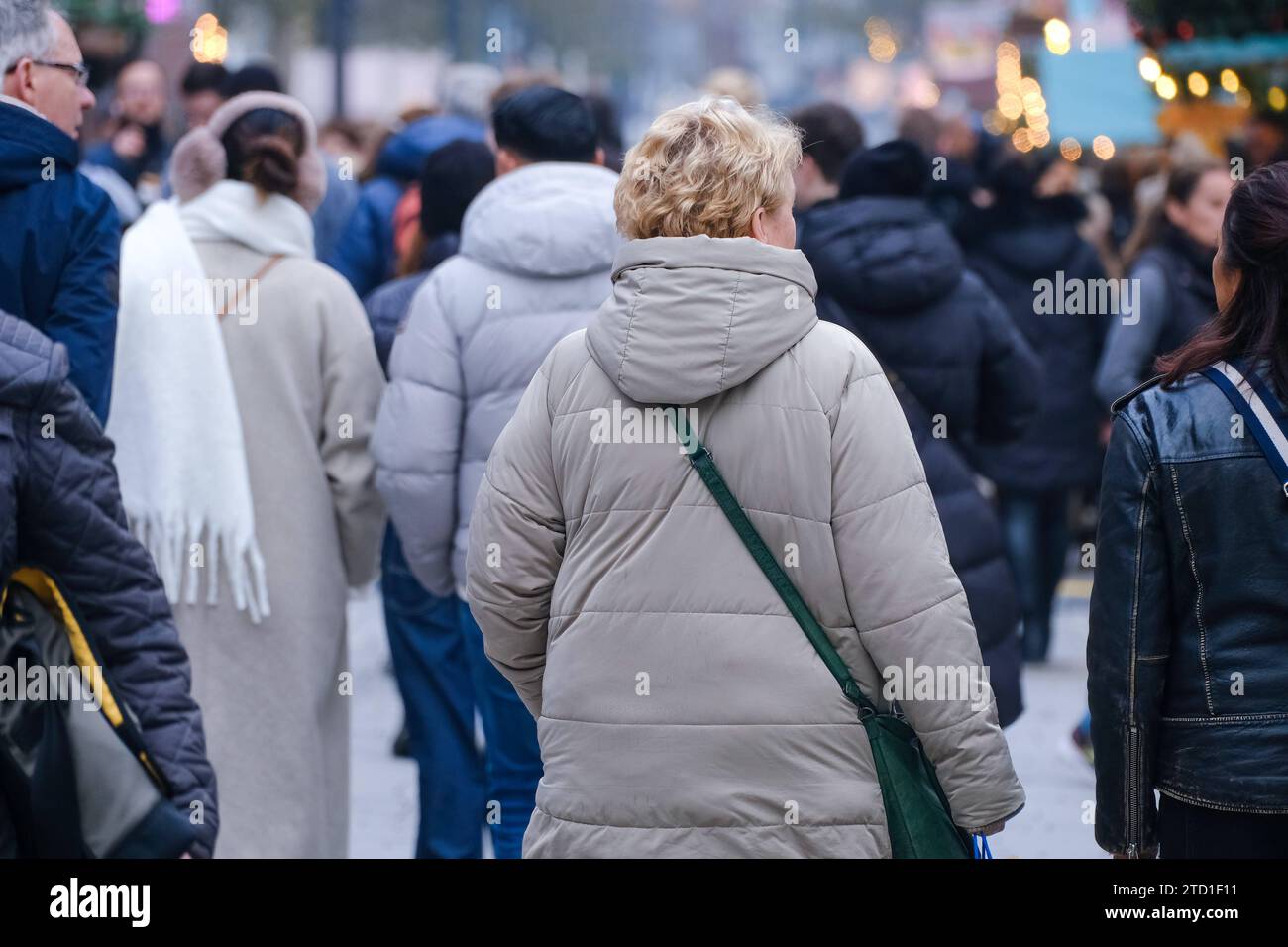 Düsseldorf 15.12.2023 Schadowstraße Einkaufsstrasse Hystreet Einkaufsstraße Shoppingmeile Einkaufsmeile Einkaufen Einzelhandel Fussgängerzone Einkaufsbummel Einkaufstasche Einkaufstaschen Einkauftasche Einkauftaschen Einkaufstraße Einkaufstrasse Modemeile Menschenmasse Menschenmenge inflazione Bürgergeld Winterpandemie Corona Covid Grippewelle Weihnachtseinkauf Weihnachtseinkäufe Weihnachtsgeld Konsum Düsseldorf Nordrhein-Westfalen Deutschland *** Düsseldorf 15 12 2023 Schadowstraße strada dello shopping Hystreet strada dello shopping, miglio dello shopping, shopping, zona pedonale, shopping sho Foto Stock