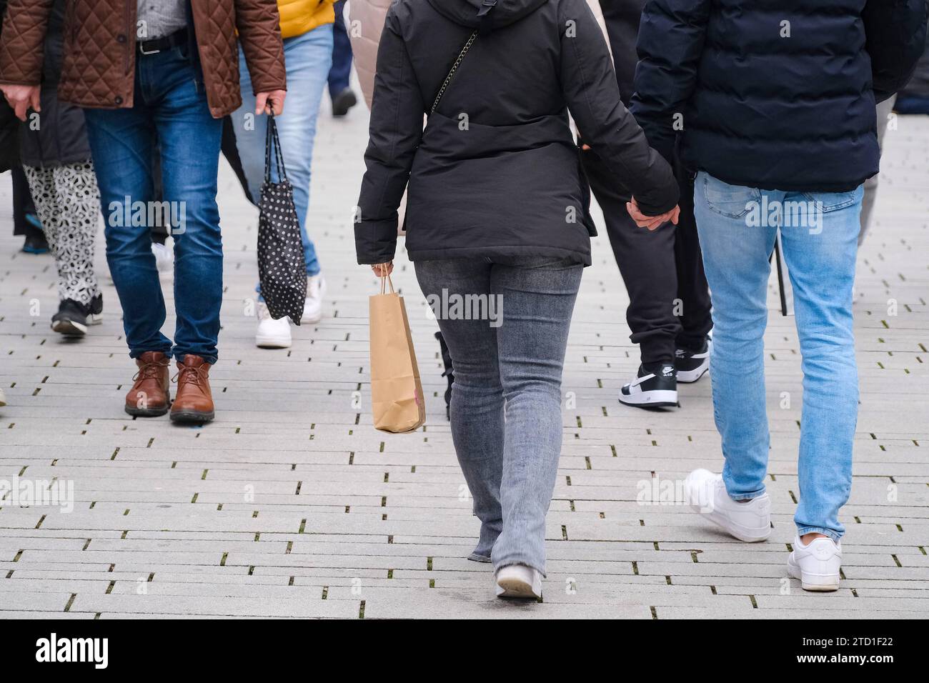 Düsseldorf 15.12.2023 Schadowstraße Einkaufsstrasse Hystreet Einkaufsstraße Shoppingmeile Einkaufsmeile Einkaufen Einzelhandel Fussgängerzone Einkaufsbummel Einkaufstasche Einkaufstaschen Einkauftasche Einkauftaschen Einkaufstraße Einkaufstrasse Modemeile Menschenmasse Menschenmenge inflazione Bürgergeld Winterpandemie Corona Covid Grippewelle Weihnachtseinkauf Weihnachtseinkäufe Weihnachtsgeld Konsum Düsseldorf Nordrhein-Westfalen Deutschland *** Düsseldorf 15 12 2023 Schadowstraße strada dello shopping Hystreet strada dello shopping, miglio dello shopping, shopping, zona pedonale, shopping sho Foto Stock