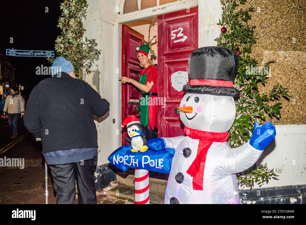 Shopping natalizio notturno Budleigh. Grotta di Babbo Natale. Foto Stock
