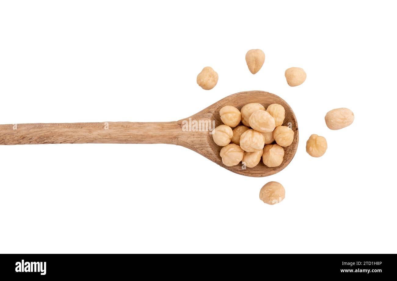 mucchio di nocciole in cucchiaio isolato su sfondo bianco con percorso di ritaglio, vista dall'alto, concetto di colazione sana, cibo vegano Foto Stock