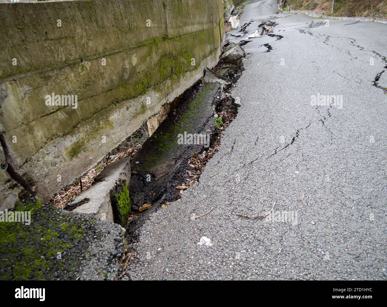 Rottura dell'asfalto sul bordo della strada Foto Stock
