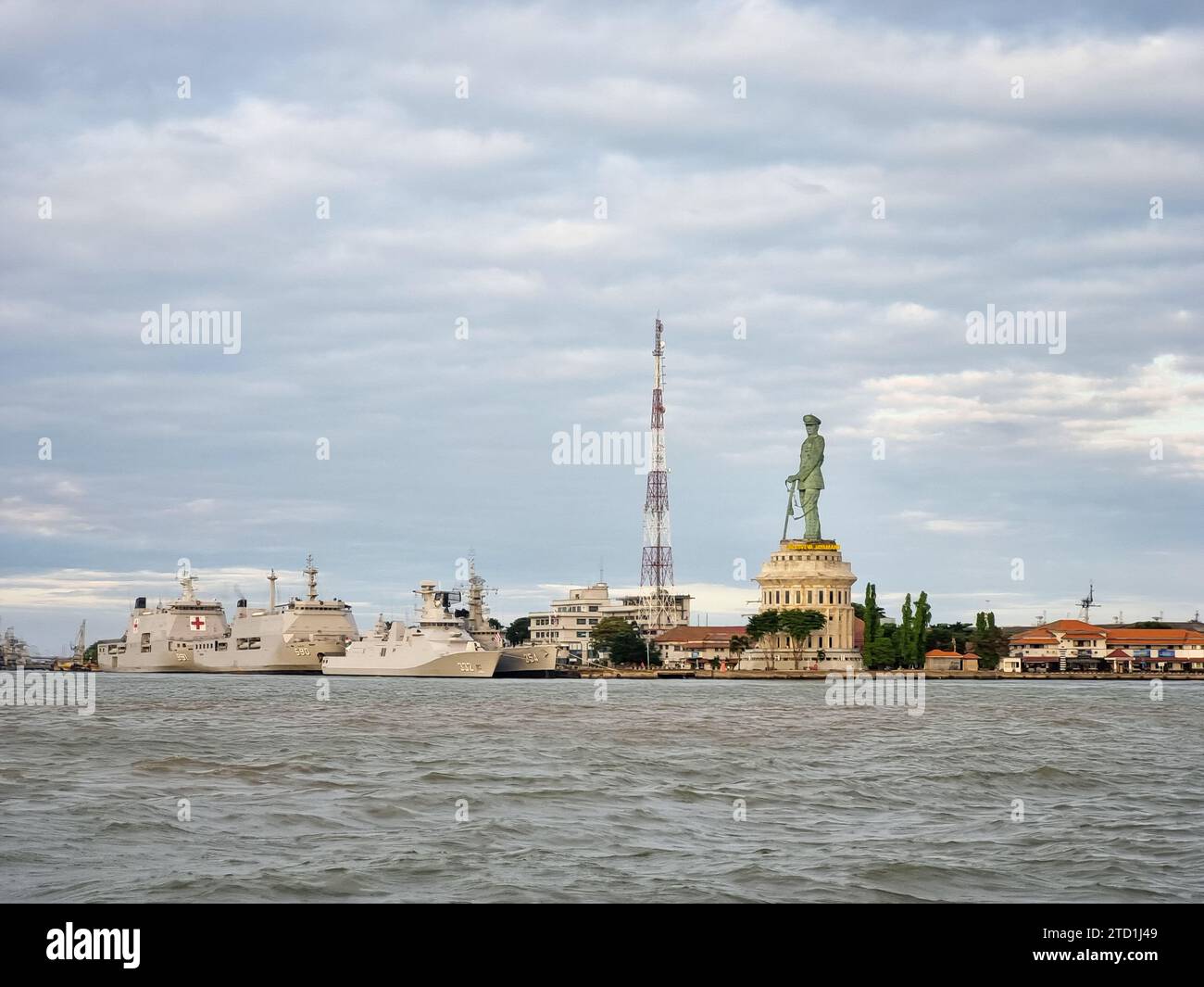Jalesveva Jayamahe Monument vista dal mare con navi da guerra indonesiane accanto, Surabaya, Giava Orientale, Indonesia Foto Stock
