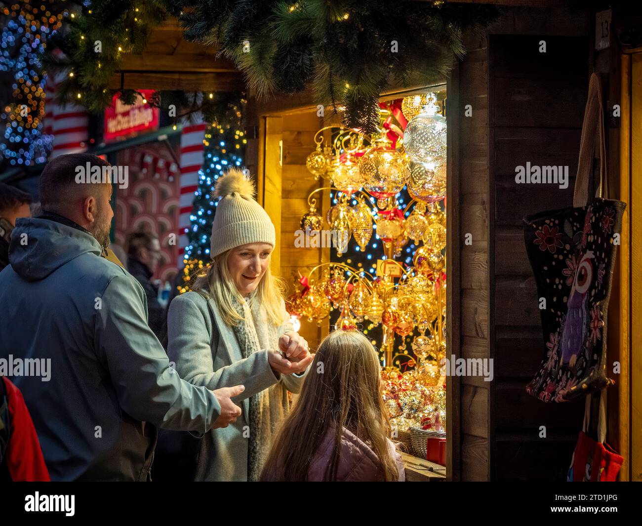 Chiosco che vende bauble di Natale in vetro al mercato di Natale di York St Nicholas 2023 Foto Stock
