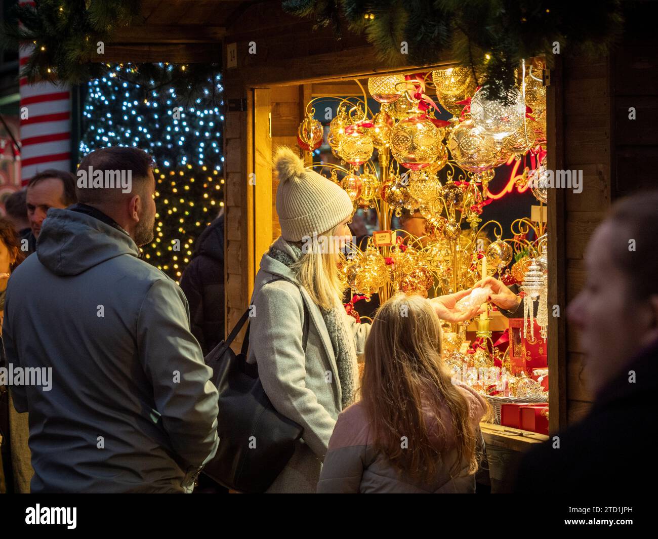 Chiosco che vende bauble di Natale in vetro al mercato di Natale di York St Nicholas 2023 Foto Stock