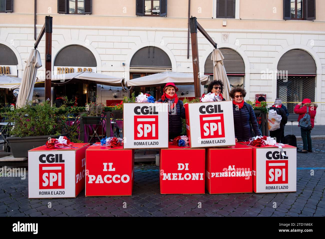 Roma, Italia. 15 dicembre 2023, Roma, Roma, Italia: I lavoratori si riuniscono a Roma per protestare contro le misure del governo che non sostengono stipendi migliori, migliori condizioni di lavoro e per combattere la privatizzazione. Il primo ministro italiano ''Meloni sta truffando i pensionati'', è scritto sulle scatole. (Immagine di credito: © Marco di Gianvito/ZUMA Press Wire) SOLO USO EDITORIALE! Non per USO commerciale! Crediti: ZUMA Press, Inc./Alamy Live News Foto Stock