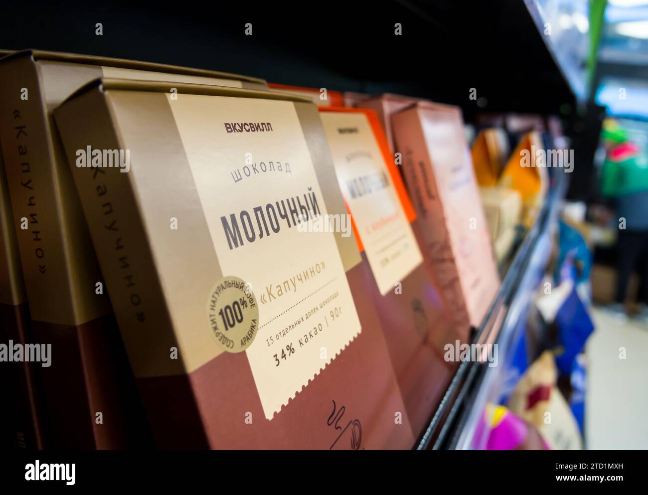 Sochi, Russia - 16 febbraio 2023: Cioccolato al latte del marchio Vkusville su uno scaffale del negozio Foto Stock