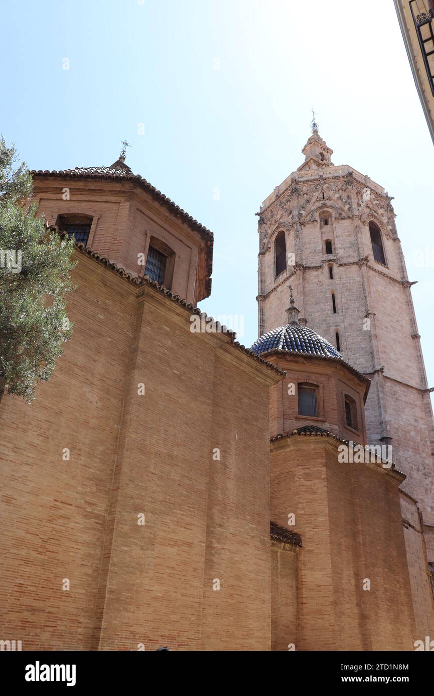 Valencia, Spagna, è piena di piccole strade che ti guidano verso l'alto per essere circondato da una splendida architettura. Foto Stock