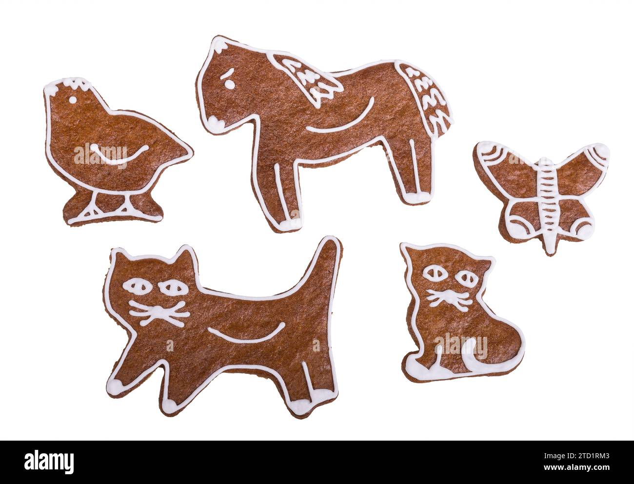 Biscotti al pan di zenzero al forno a forma di gatto, cavallo, uccello o farfalla isolati su sfondo bianco. Set di simpatici giocattoli per animali commestibili decorati con glassa dolce. Foto Stock