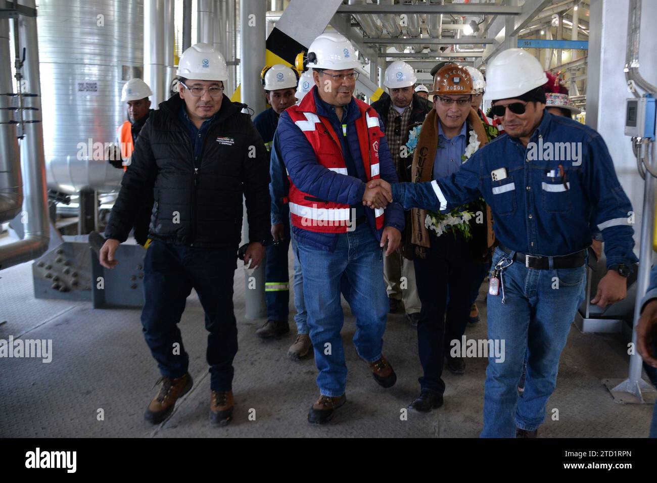 15 dicembre 2023, Bolivia, Uyuni: Luis Arce Catacora (M), presidente della Bolivia, cammina attraverso l'impianto di estrazione del carbonato di litio nel deserto del sale di Uyuni con altri funzionari di varie autorità. Il nuovo impianto per la produzione di carbonato di litio si trova presso il lago salato di Uyuni nel comune di Rio grande. Foto: Alexis Demarco/dpa Foto Stock