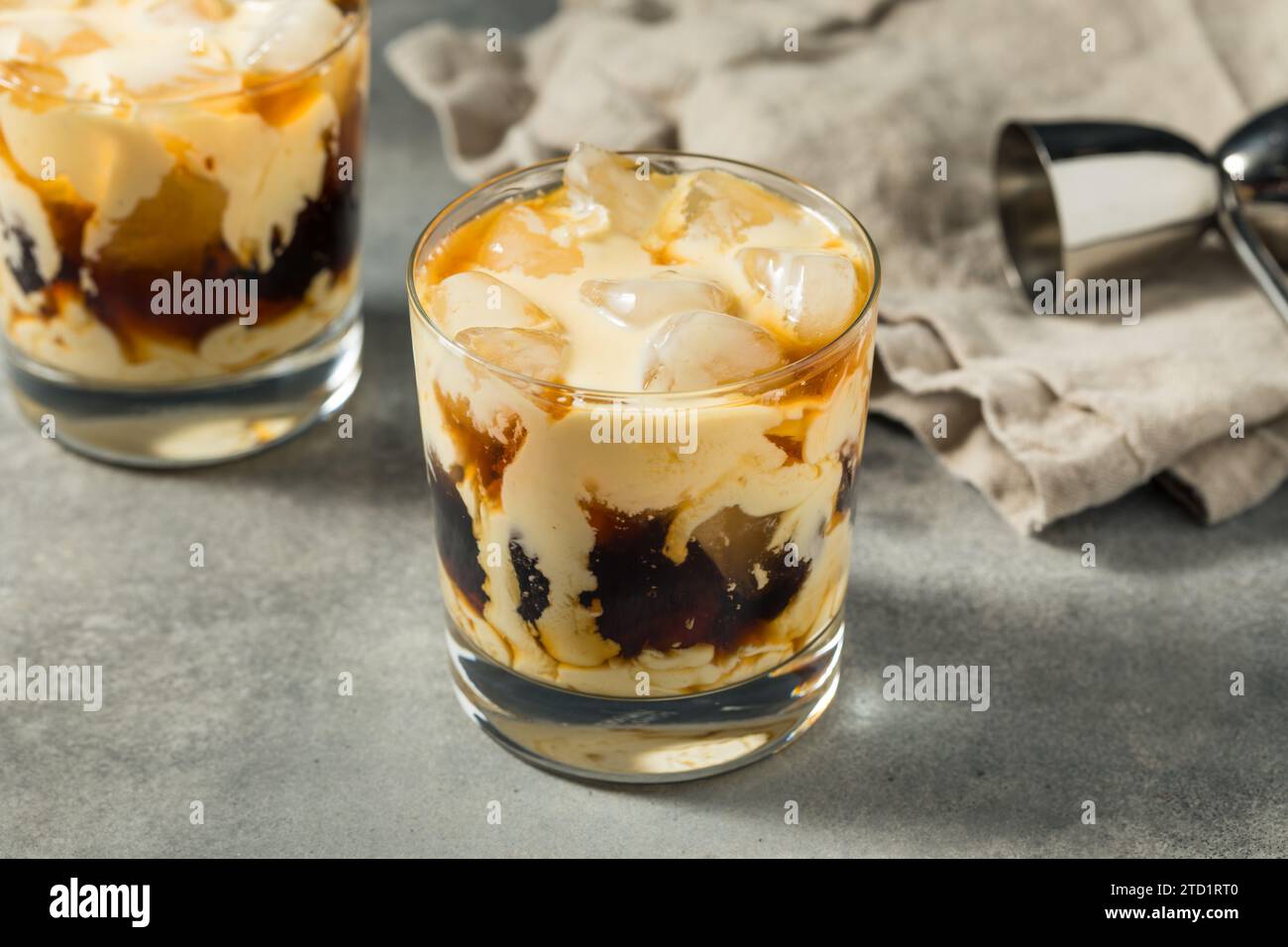 Cocktail russo bianco e freddo con caffè e vodka Foto Stock