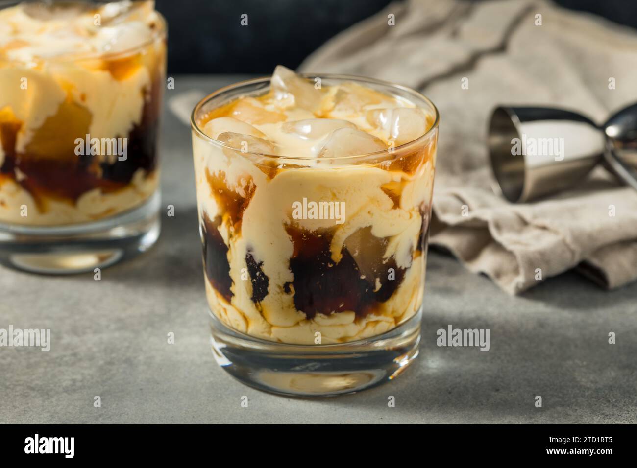 Cocktail russo bianco e freddo con caffè e vodka Foto Stock