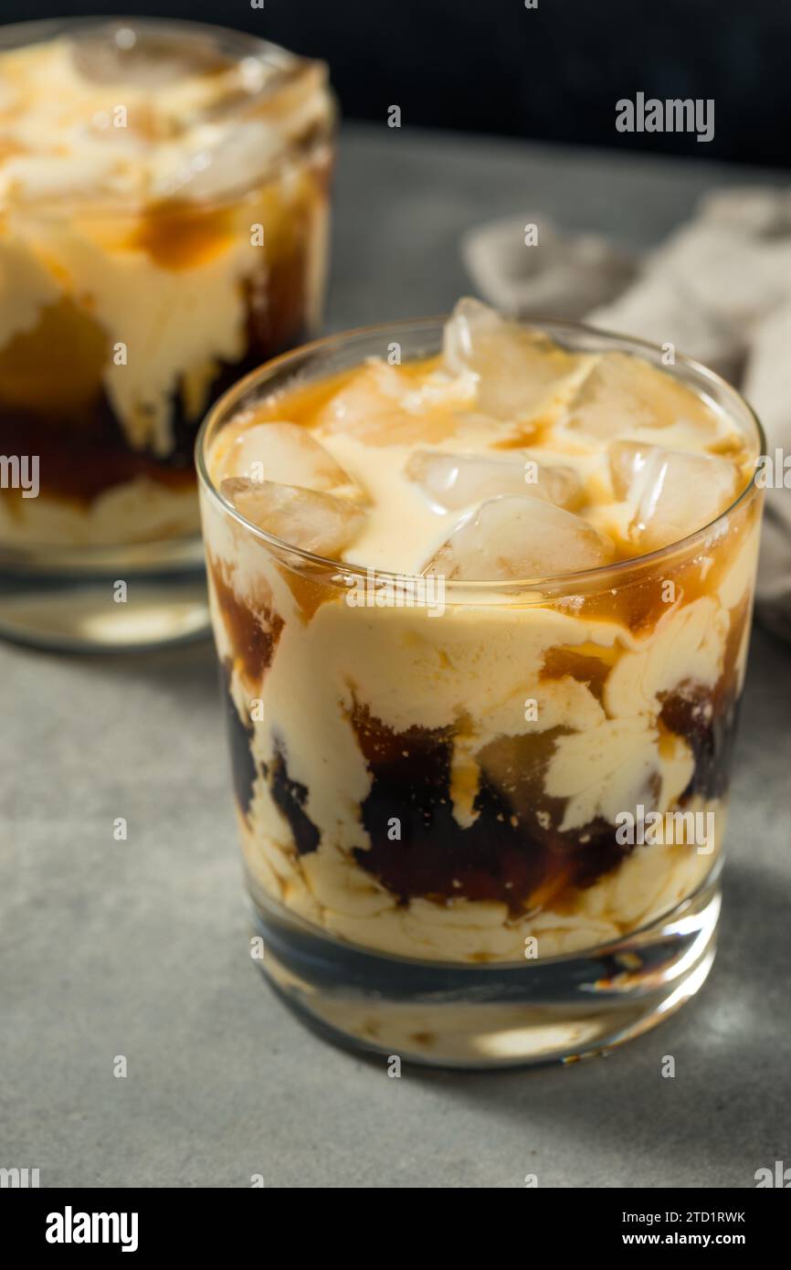Cocktail russo bianco e freddo con caffè e vodka Foto Stock