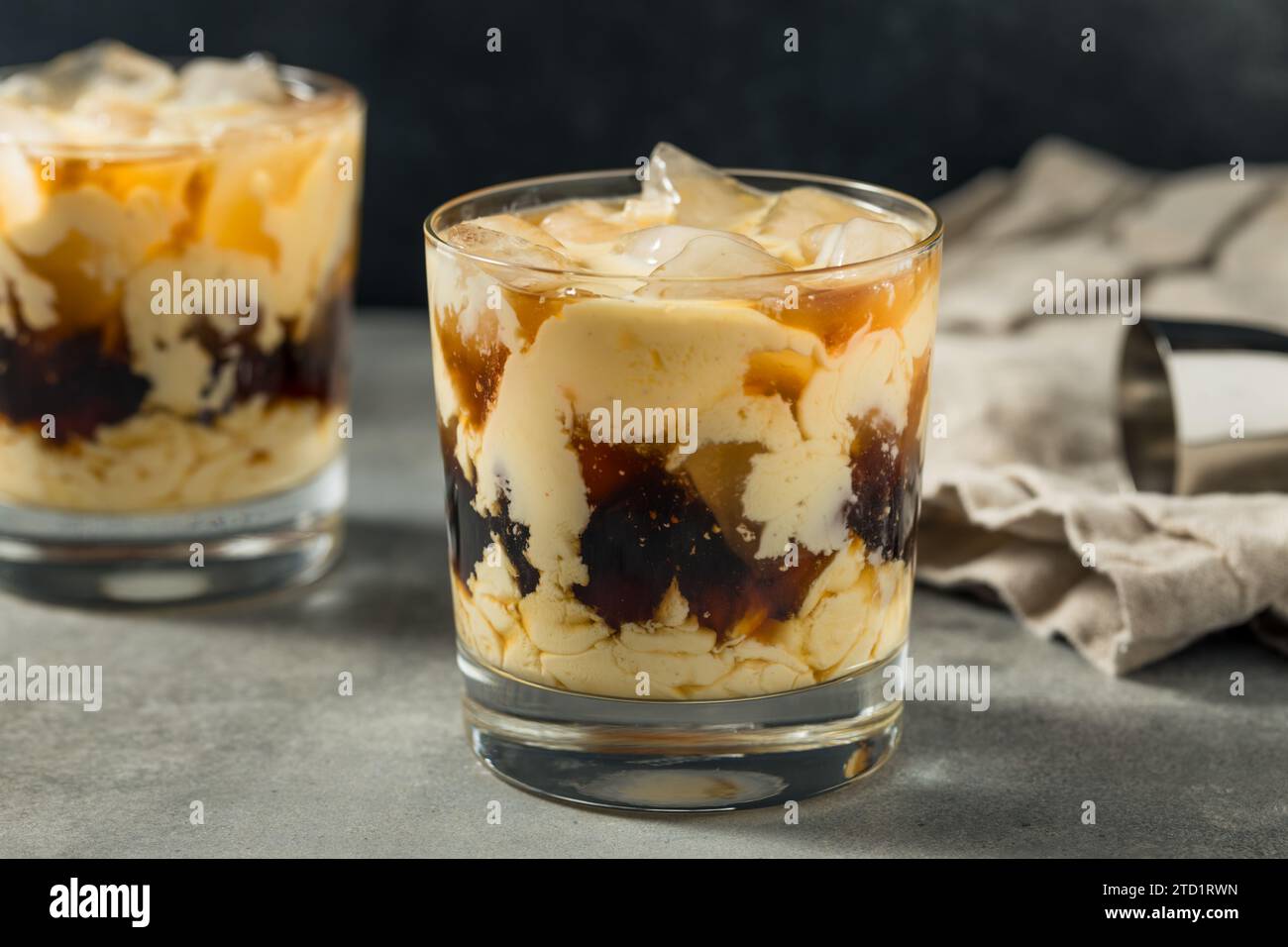 Cocktail russo bianco e freddo con caffè e vodka Foto Stock