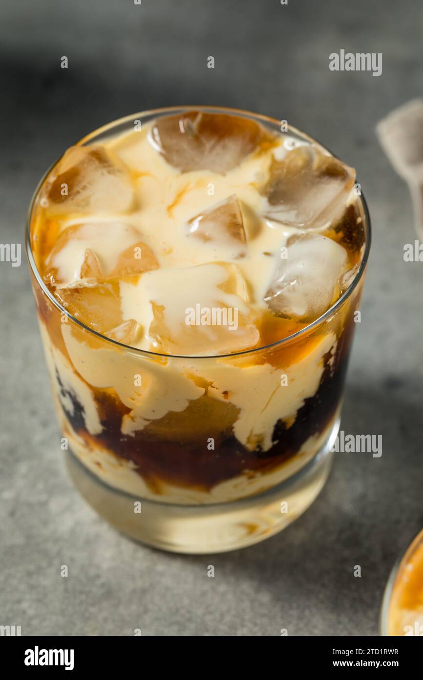 Cocktail russo bianco e freddo con caffè e vodka Foto Stock