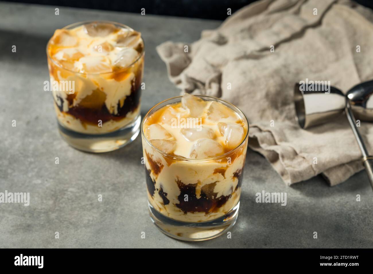 Cocktail russo bianco e freddo con caffè e vodka Foto Stock