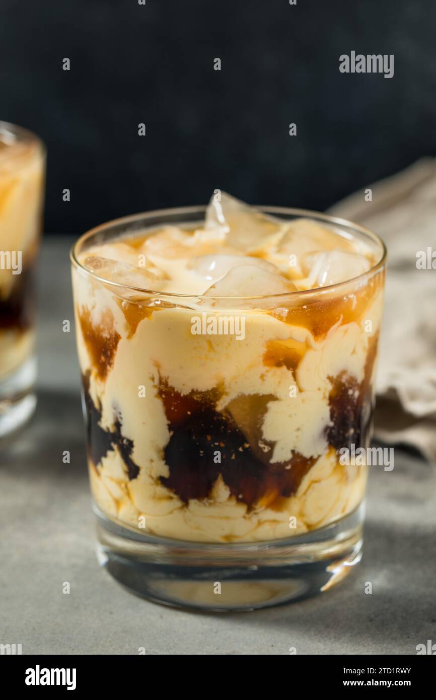 Cocktail russo bianco e freddo con caffè e vodka Foto Stock