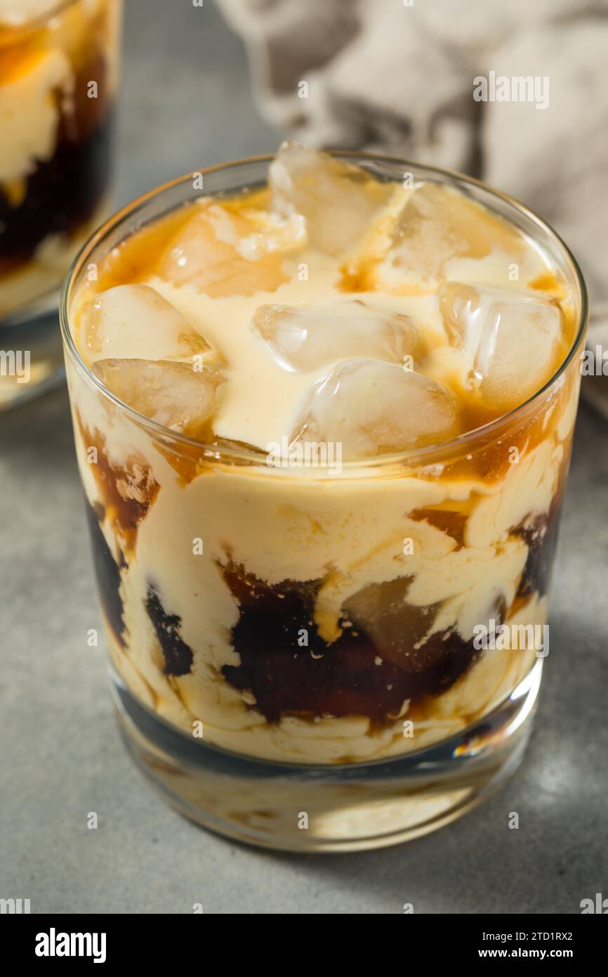 Cocktail russo bianco e freddo con caffè e vodka Foto Stock