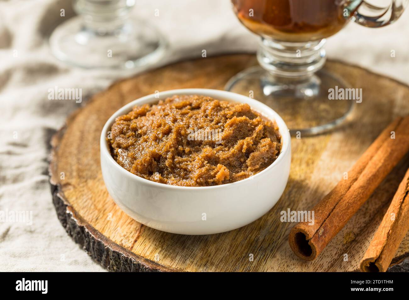 Impasto di burro di rum caldo al burro con zucchero di canna in un recipiente Foto Stock