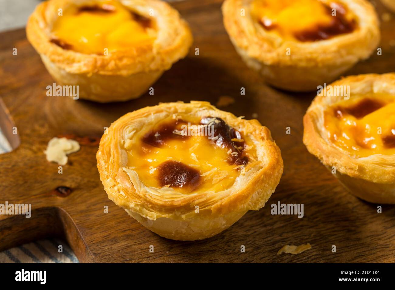 Crostata all'uovo portoghese dolce fatta in casa pronta da mangiare Foto Stock