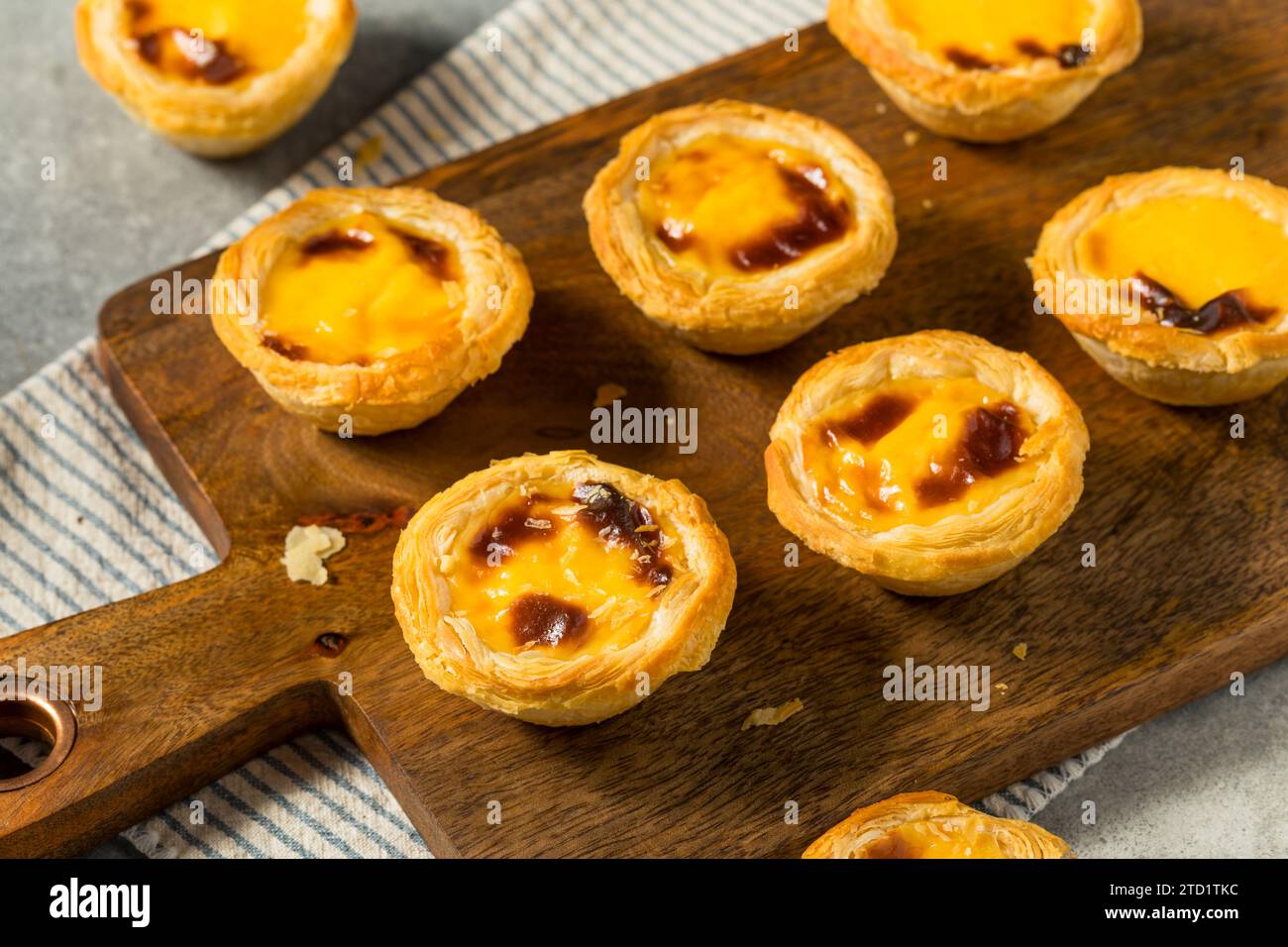 Crostata all'uovo portoghese dolce fatta in casa pronta da mangiare Foto Stock